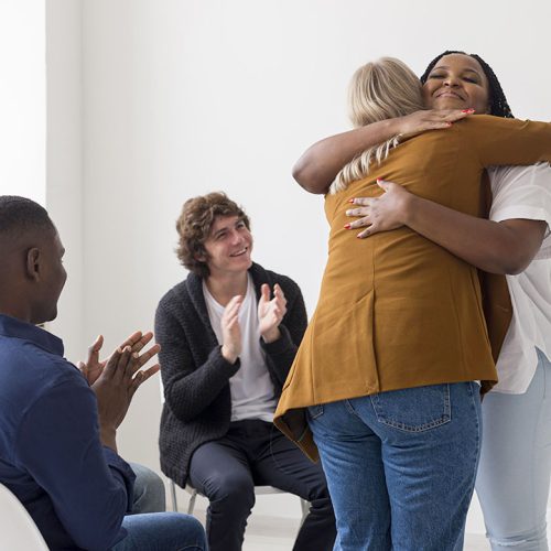 abbracciare-le-donne-del-colpo-medio