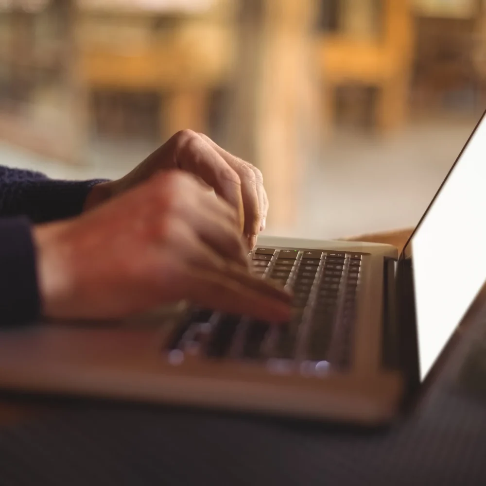 close-up-man-using-laptop